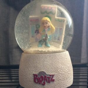 Bratz Snow Globe with Blonde Doll
